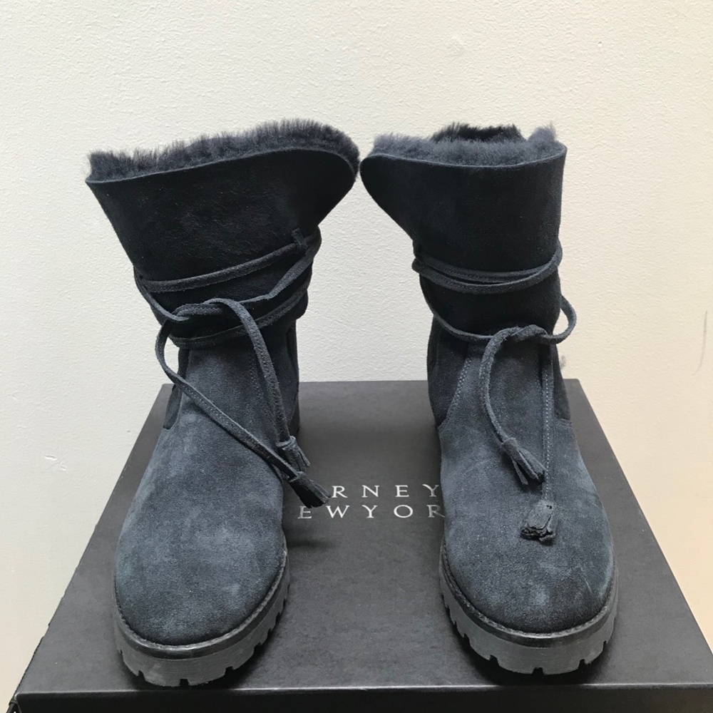 Barneys New York NWT Boots Faux Shearling Navy Suede.